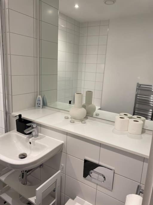 Modern Trafford 1Br Apartment-Free Parking-Cinema Room Manchester Buitenkant foto