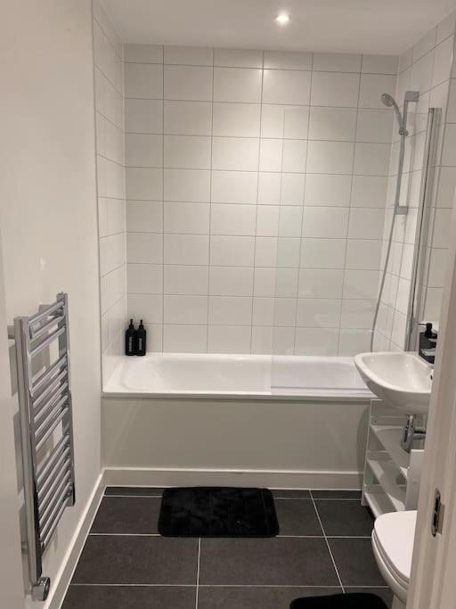 Modern Trafford 1Br Apartment-Free Parking-Cinema Room Manchester Buitenkant foto