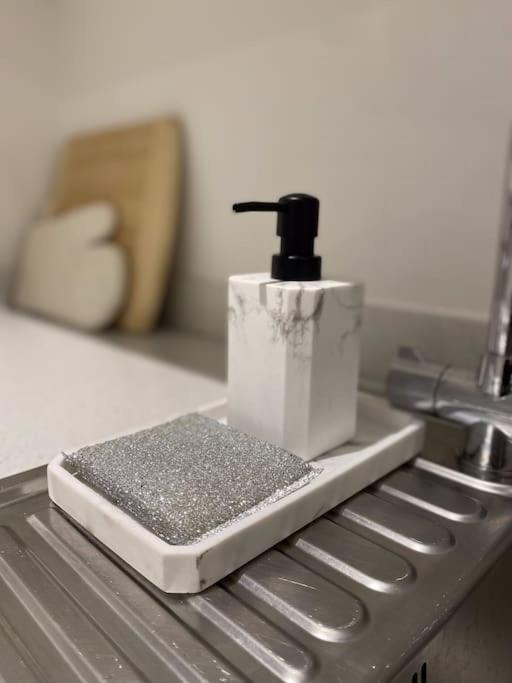 Modern Trafford 1Br Apartment-Free Parking-Cinema Room Manchester Buitenkant foto